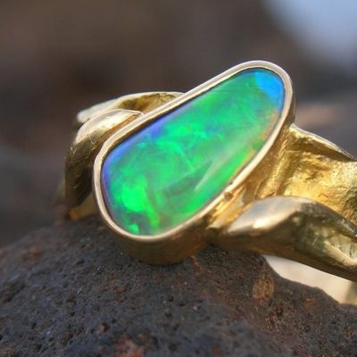 opal in gold gefasst vom goldschmied